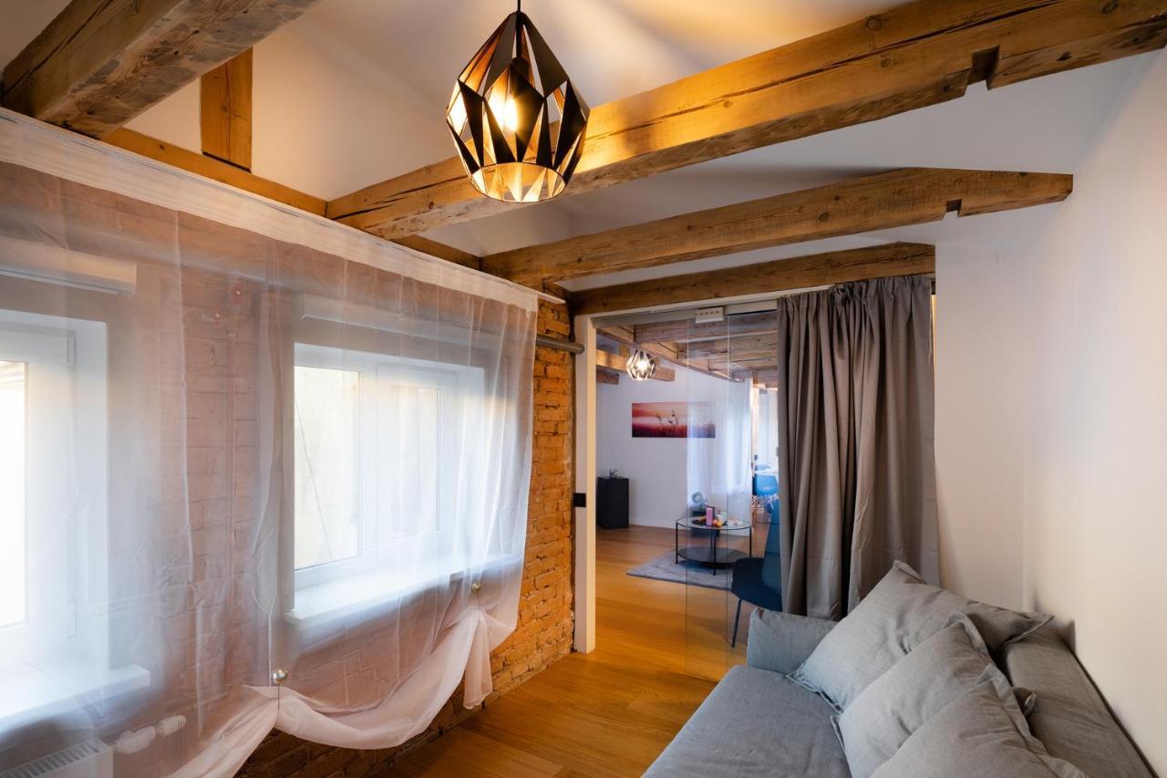 Merkela Loft Apartment Beside Vermanes Park Riga Kültér fotó